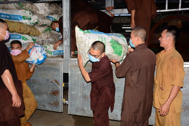 Chùa Hoằng Pháp: Tiếp tục hỗ trợ người dân khó khăn trong đại dịch Covid (đợt 8)